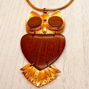 Striking! Vintage owl pendant necklace